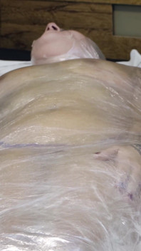 Gabriela in mummificazione con avvolta di plastica, frustate, Bastinado e solletico