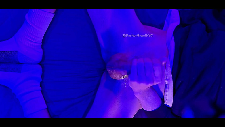 Parker Grant NYC: Mohla by použít pomocnou ruku ... nebo Dvě