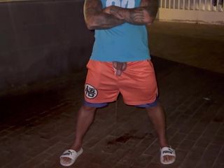 BoyGym: Aku berharap mereka tidak menemukanku di jalan kencing ini!