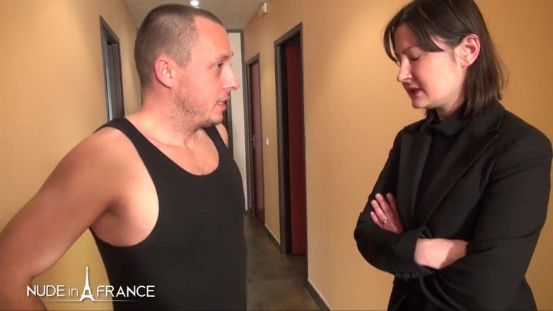 Nude in France: Uptight brunette brudzi się w biurze