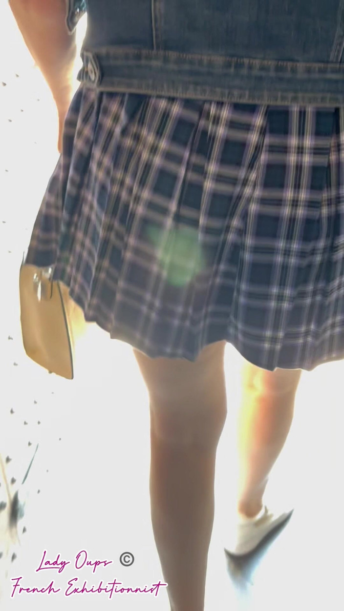 Lady Oups: Visite Du Chateau Avec Plug Micro Jupe Et Seins Terlihat