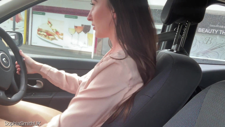 SophiaSmithUK: Sexy girl goes driving