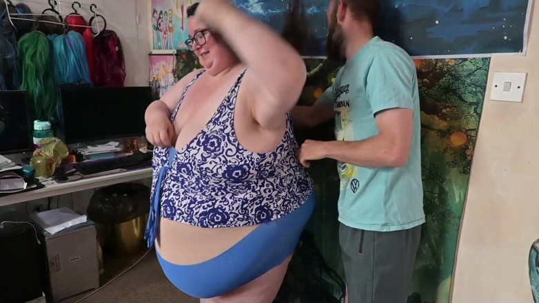 SSBBWLadyBrads: Niebieski strój kąpielowy SSBBW przymierza i rozbiera się