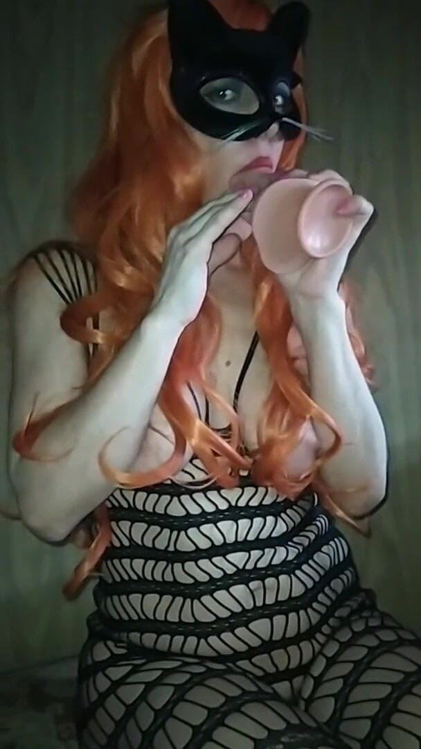 Celia Escarlata Ojara: Czerwona MILF Escarlata cieszy się swoim wielkim dildo 2