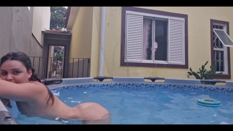 Candy Kush: Vecina ta goală se expune în piscină.