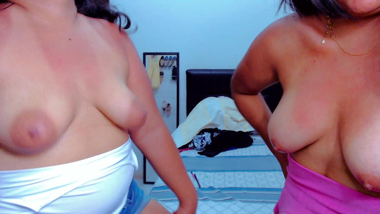 Jsexycouple17: Minhas meia-irmãs me mostraram seus peitos grandes e deliciosos em...
