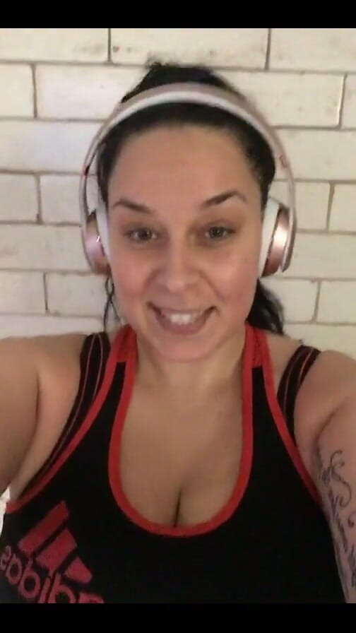 Anastasia Lux: 在健身房锻炼...有氧运动先于举重，是的，我每周训练 5 次，每次训练 2 小时