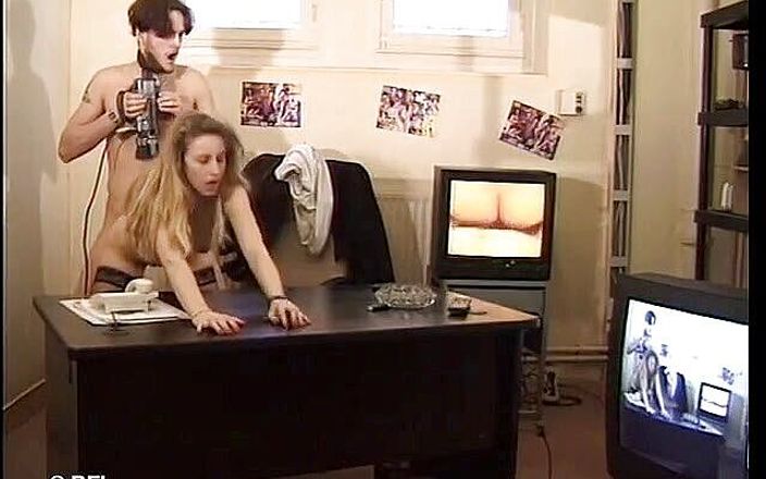 Amazing asses and pussies: Sodomie au bureau avec deux femmes sexy et excitées