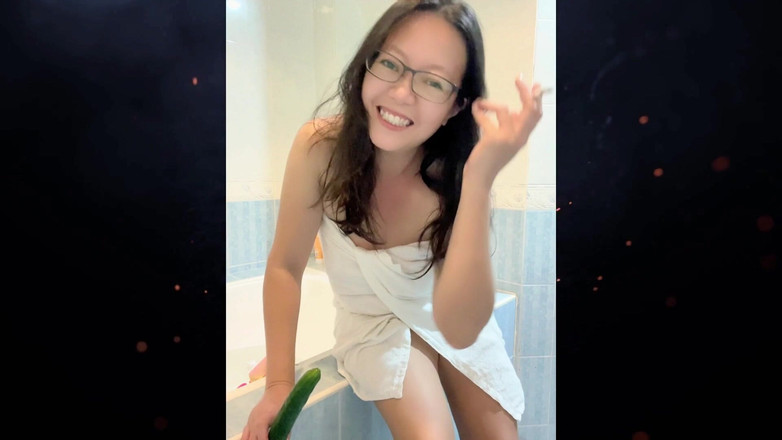 Smoking Asian: 발정난 아시아 밀프: 욕실 오이 섹스 및 연기 오르가즘