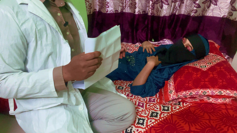 Riya Chowdhury: ドクターは彼のプレザントの胸を見て激しくセックスした