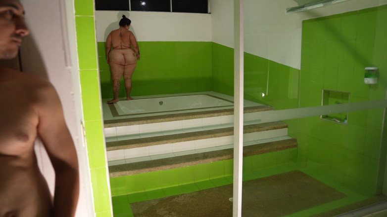 Lexly_16: เพื่อนบ้านของกูเข้ามาในบ้านกูและสิ่งนี้เกิดขึ้นในห้องอาบน้ํา
