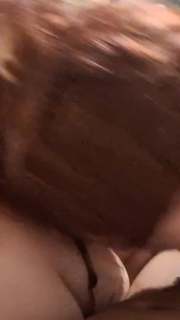 집에서 만든 최고의 머리를 목구멍으로 빨아주는 단정치 못한 그녀