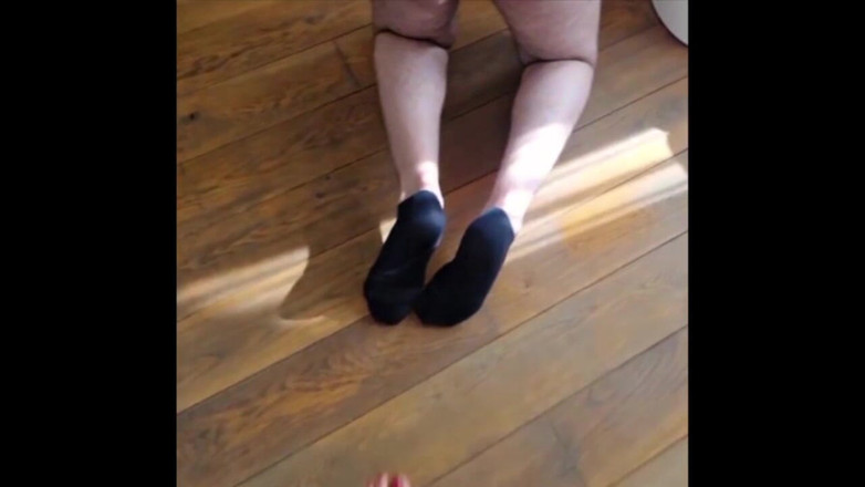 Mistressrola: Colpisci le uova e calpesti con il mio piede, ma...