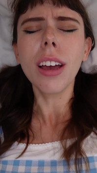 Krystal Palmer, beauté brune, cosplay dans le rôle de Dorothy, se fait éjaculer dessus