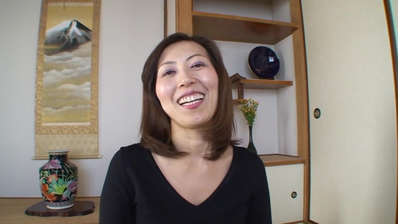 Asiatiques: Bruna asiatico milf si spoglia e mostra cosa ha