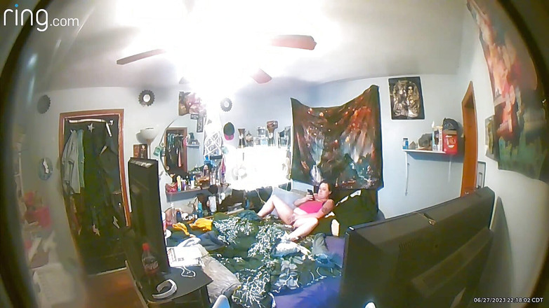 July: Přistižen na Ringcam při facetime sexu