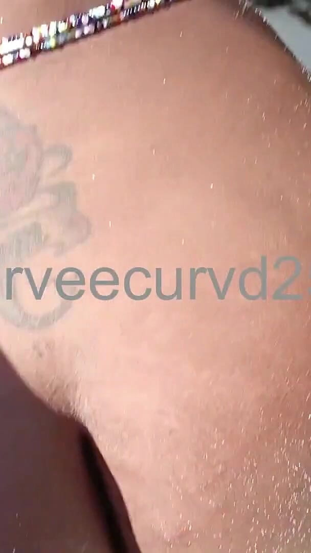 Curveecurvd254: Saya dikongkek oleh orang asing di pantai