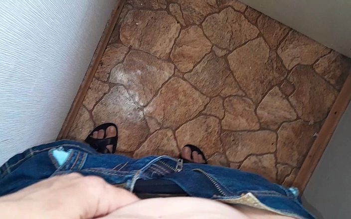 Lesbian-illusion: Ich beobachte, wie mein nachbar in der küche masturbiere und...