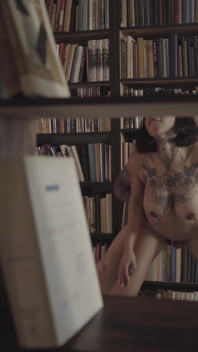 Wielki tyłek wielkie cycki dziwka pozwala nieznajomemu creampie w bibliotece Ravyn Alexa Peter Hooke