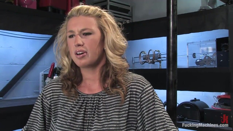 Fucking Machines by Kink: Amatérská dívka Fridays - Mason