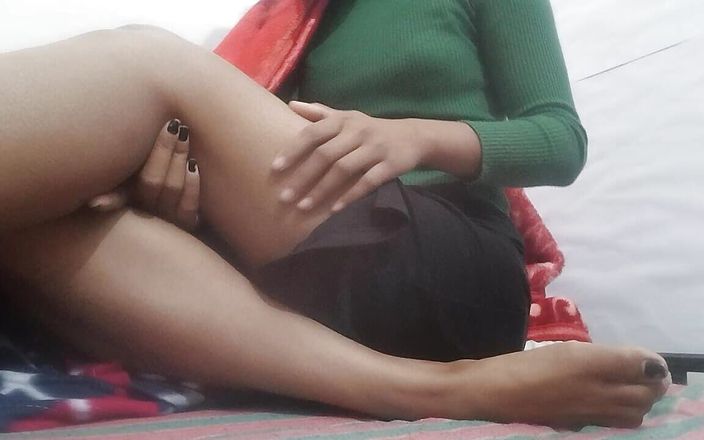 Desi Girl Fun: Indisch meisje masturbeert haar hete poesje
