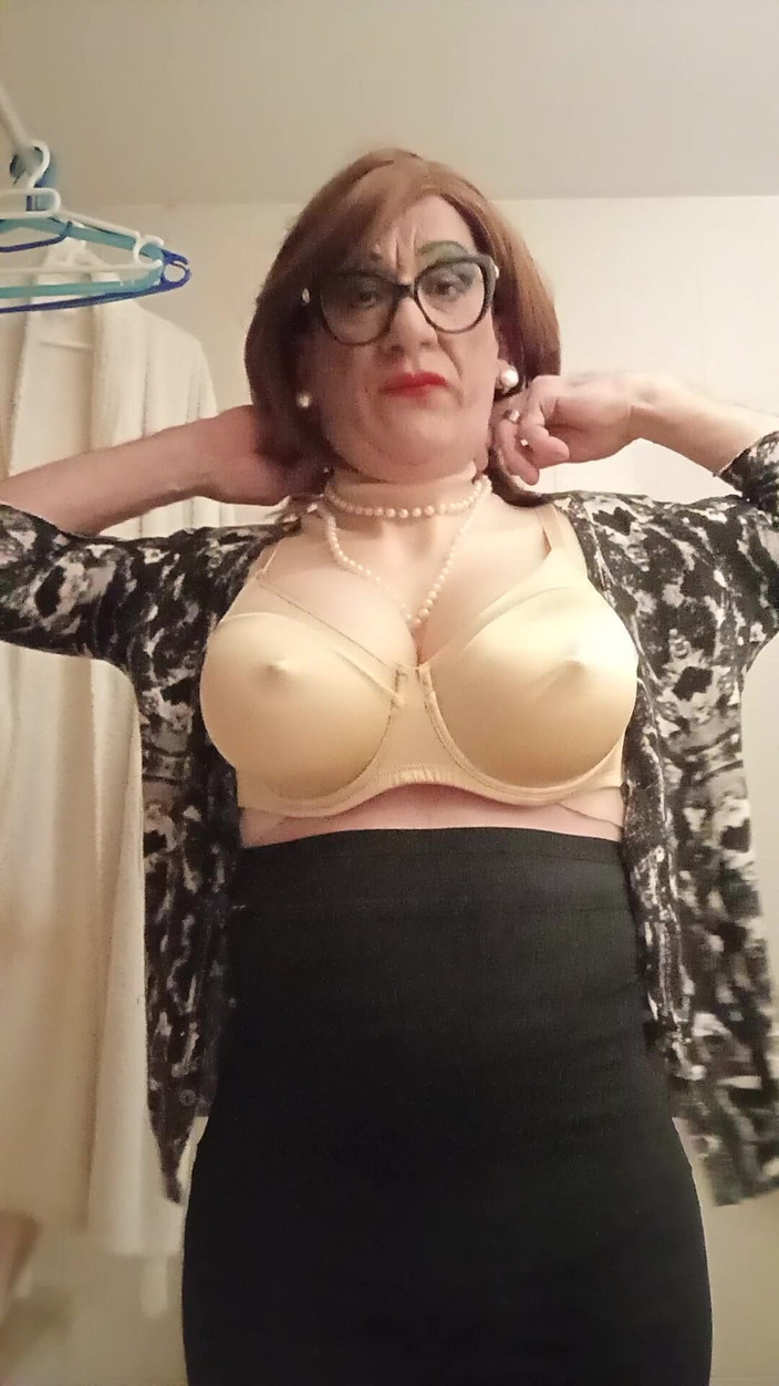 Yusti: Oblékání před zrcadlem