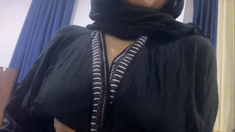 Arabicqueen: Arabska pakistańska bigboobs dziewczyna naciskana przez sam