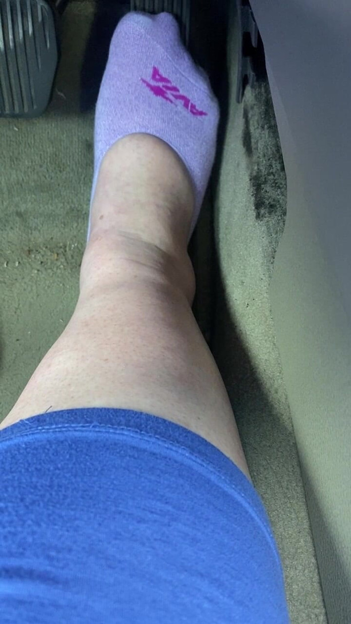 BellaBlast: Mengepam pedal dalam stoking berwarna putih