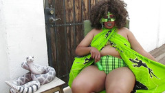 Miss Vicki 666: Maskierter grüner vibrator