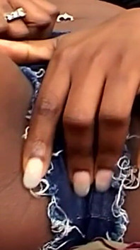 Sexy černá kundička tvrdě ošukaná dvěma velkým černým ptákem ve trojce