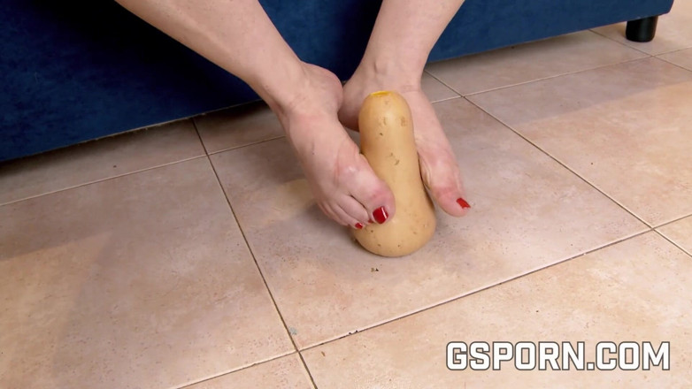 GS studio: Fetiche de pies con comida
