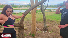 Agatha Mama: 阿加莎在公园做爱时哺乳，裤子破损