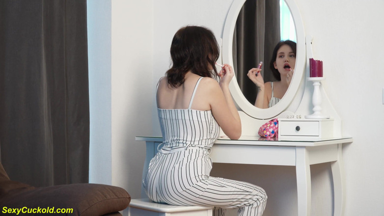 Sexy Cuckold: Sevimli büyük memeli genç kız büyük bir oyuncak deniyor