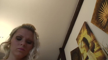 Kinky Angels: Une blonde à gros cul suce une bite bien dure avant...