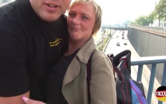 123XXX - Fucked Amateurs in Germany!: Une MILF blonde se fait draguer dans un gare routière...