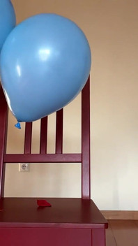 Des ballons qui éclatent à poil avec mon gros cul