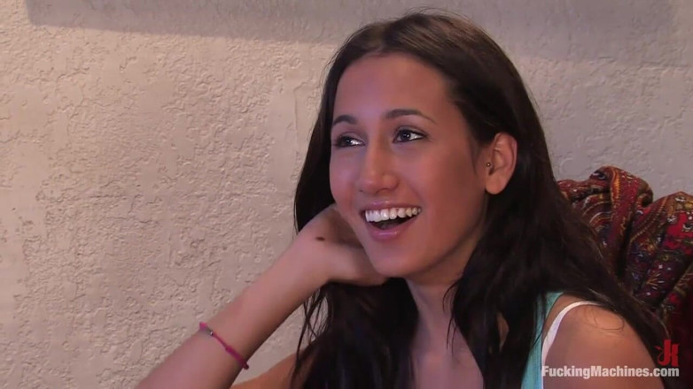 Fucking Machines by Kink: Amia Moretti - 18 ans et sexy comme l’enfer