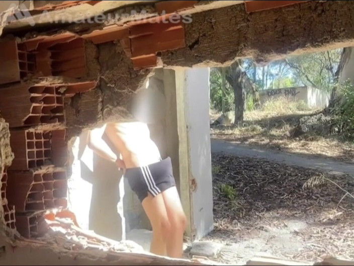 AmateurMates: ek parityakt imaarat ki khoj karte hue, 2 shaukiya larke apne...