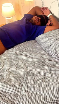 Stiefmoeder & stiefzoon delen een bed