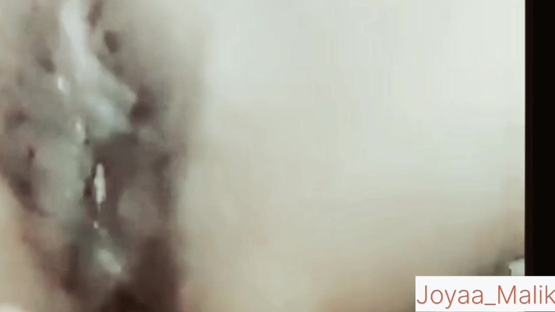 Joya Malik: 男がDesi XXXのビデオでソファでセクシーな彼女とセックスする