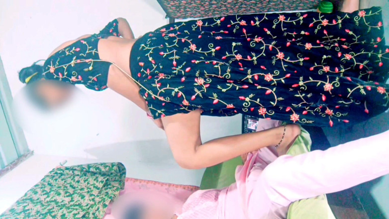 Rakul008: Une bhabhi taquine montre sa chatte pour séduire et gifler...