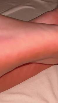 Sborra sui piedi sexy in primo piano le dita dei piedi piuttosto piccole