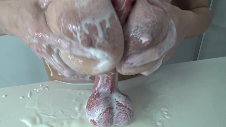 AnnaBUST: เย็ดนมย้วยของฉันด้วยไวเบรเตอร์