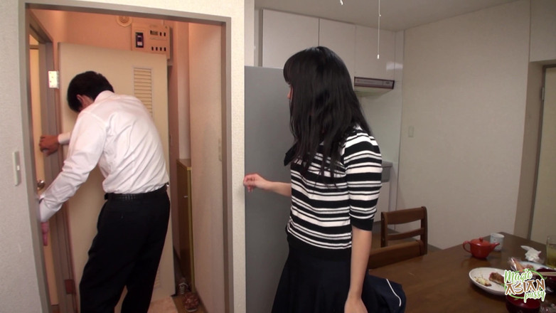 Magic Asian Pussy: 客厅的桌子上有几个男人是女性。