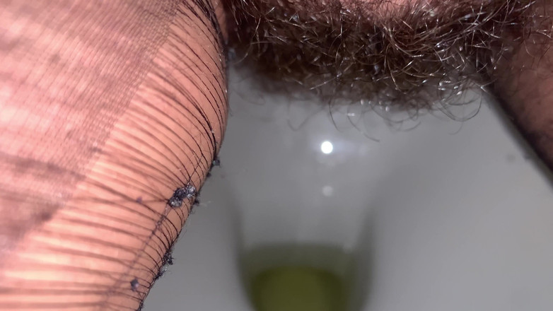 CoppiaCollant: En el baño en pantimedias la milf se mea y...