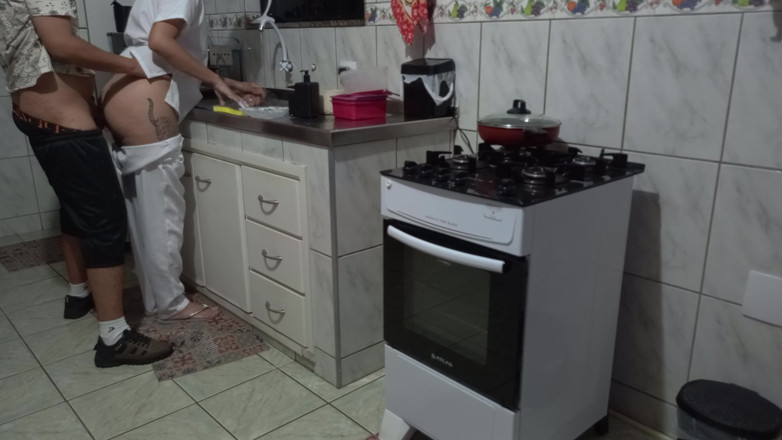 Gabi SweetCouplesStories: Zimmermädchen bekam ihren arsch beim geschirrwaschen benutzt.