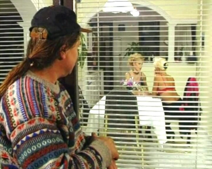 German's Lesbian: 来自德国的金发女同在餐桌上玩得很开心