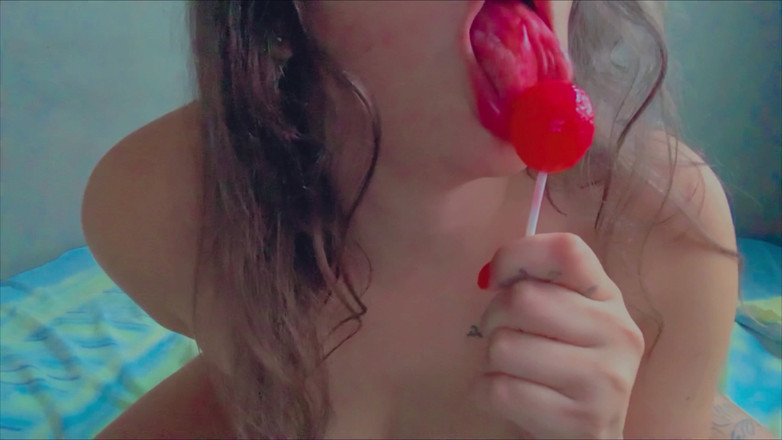 More Candy: Süßes mädchen masturbiert mit ihrem lutscher und erreicht einen intensiven...