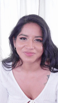 Latina De Tetones Naturales Contra Su Primera Polla Grande