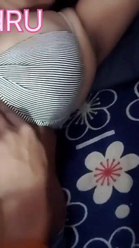 Tante seksi india lagi asik pijat besarnya